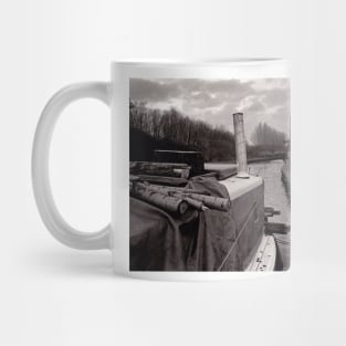 Narrow boat moored next to the canal - Stoke on Trent, UK Mug